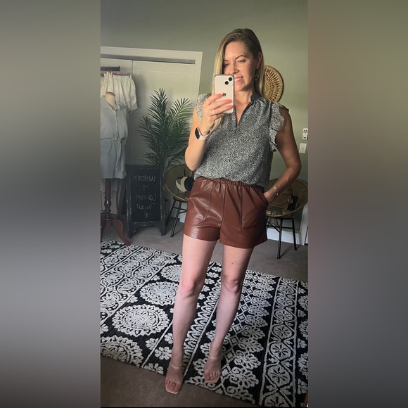 Faux The Record Short - Picture 2 of 4